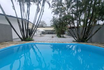 CASA de 6 Quartos com Piscina no Balneário Riviera em Matinhos - L254